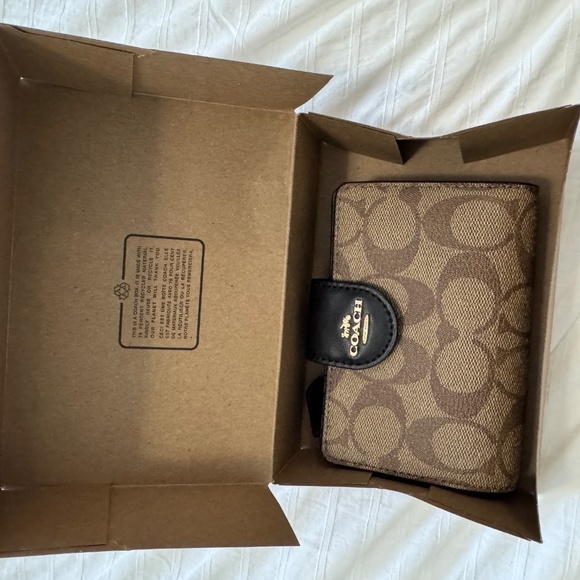 New Coach women’s Medium Corner Zip Wallet In Signature Canvas - Picture 2 of 5